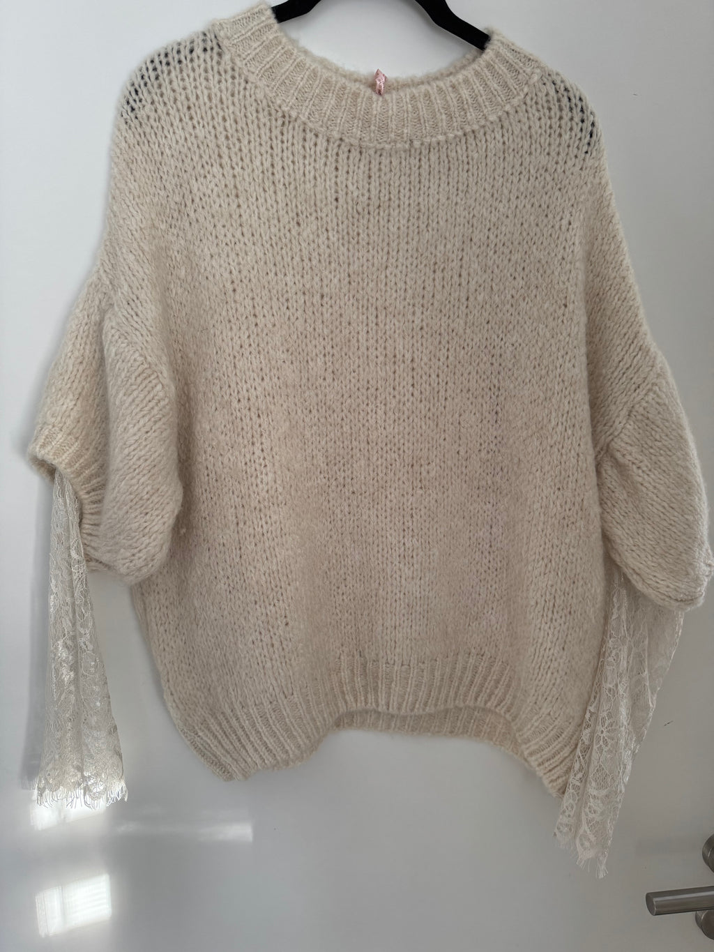 Strickpulli mit Spitzeneinsatz