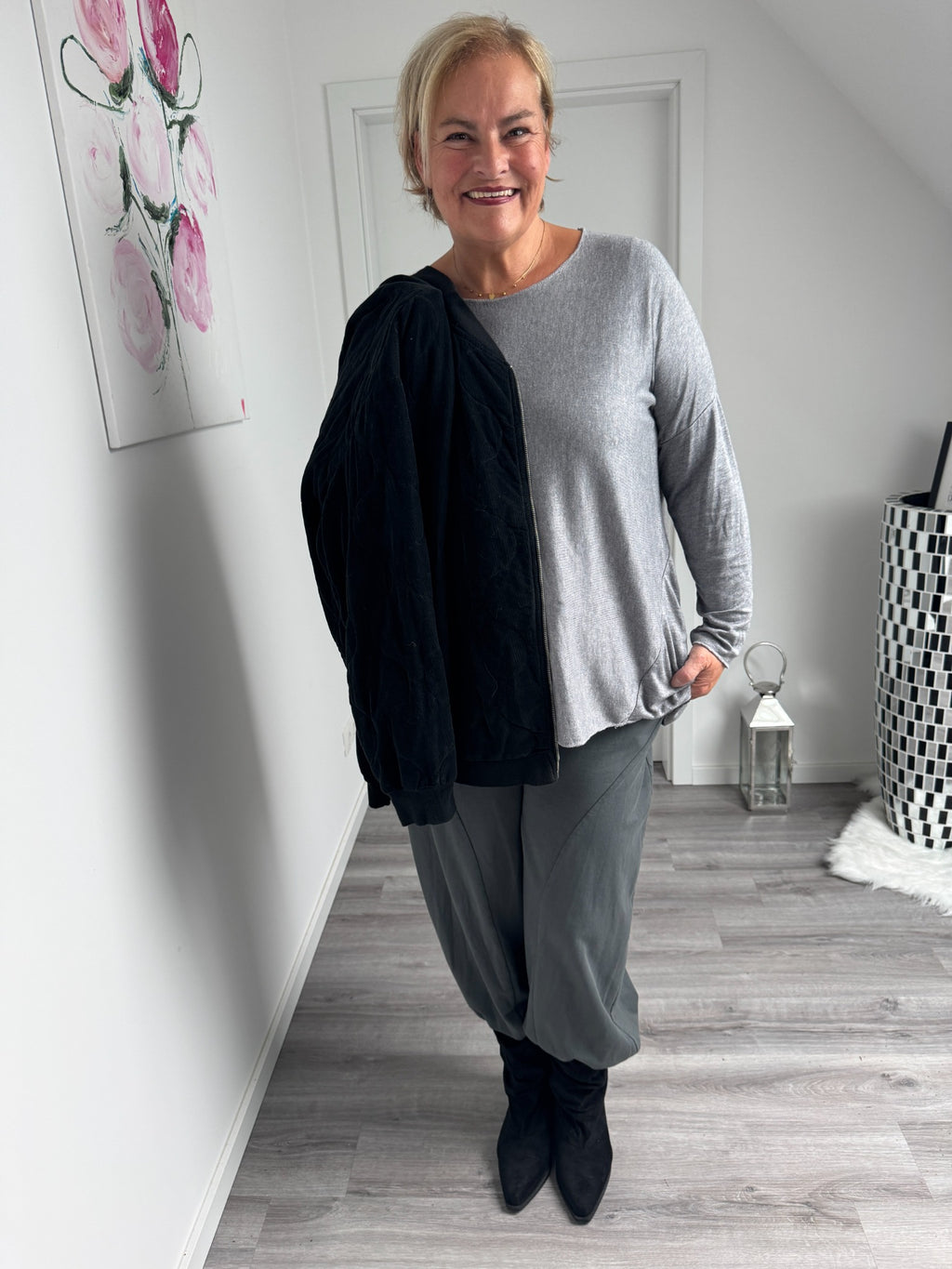 Schwarze Cord-Jacke offen
