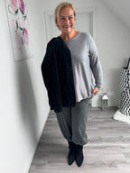 Schwarze Cord-Jacke offen