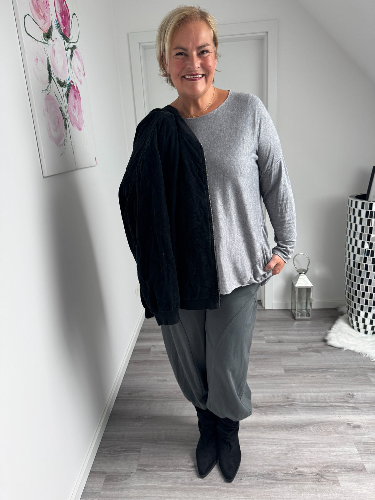 Schwarze Cord-Jacke offen