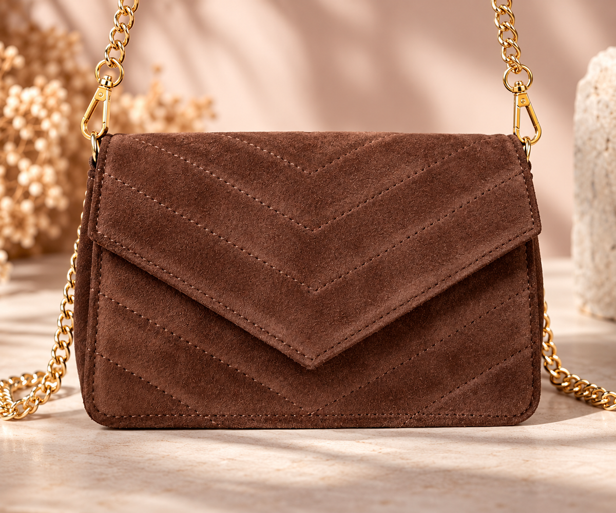 Braune Wildleder-Clutch, Studiofoto