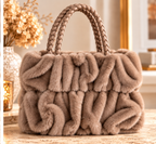 Kunstfell-Handtasche Taupe, stilisierte Produktdarstellung