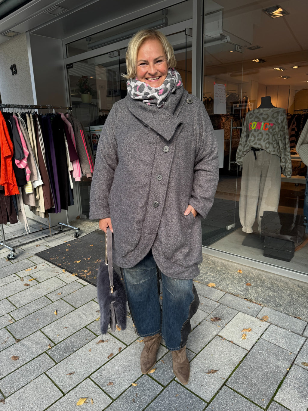 Curvy Teddymantel Grau Vorderansicht
