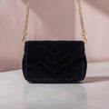 Schwarze Wildleder-Clutch mit Goldkette