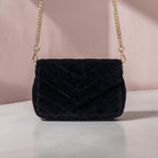 Schwarze Wildleder-Clutch mit Goldkette